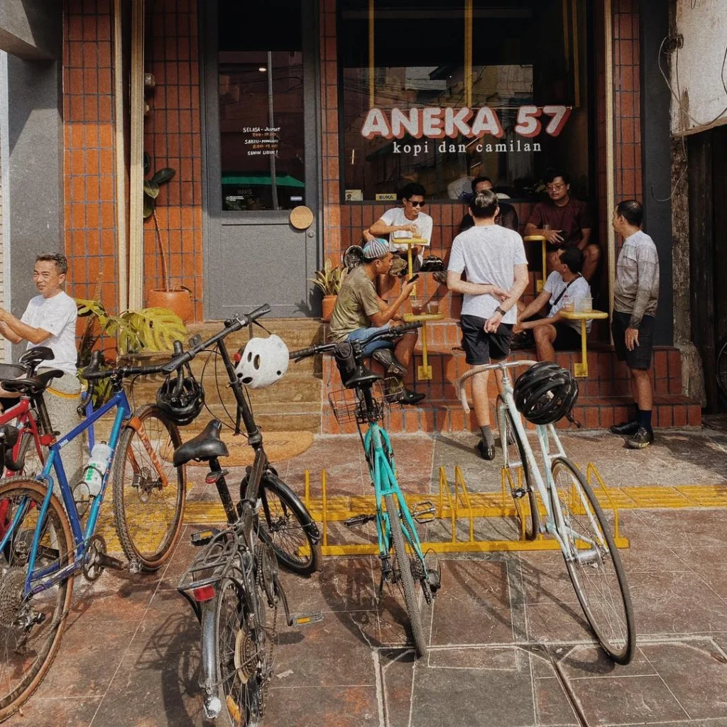 Aneka 57 Kopi dan Cemilan